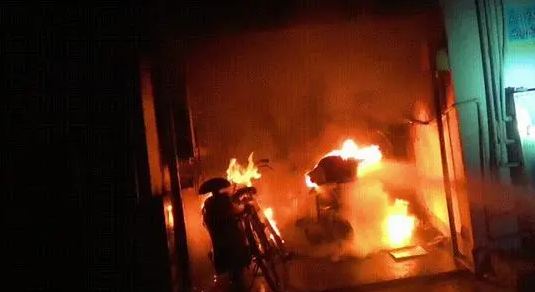 山西一住宅樓電動(dòng)車起火，濃煙大火封死樓道口...電動(dòng)車充電隱患重重